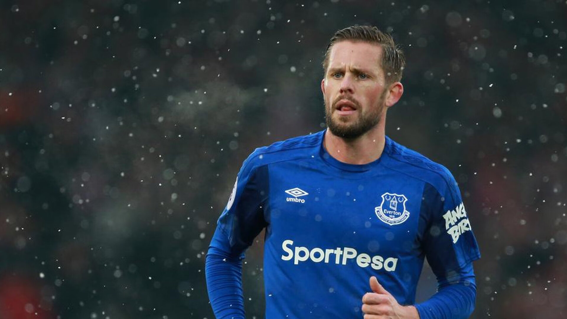 国际足球比赛中球员们展现出全力以赴的拼搏态度，足球队员比赛